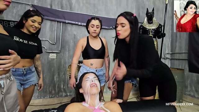 Spitting in Face Saudi Fatima Al-Massari - Video Porno Gratuite HD | Jeux de Rue