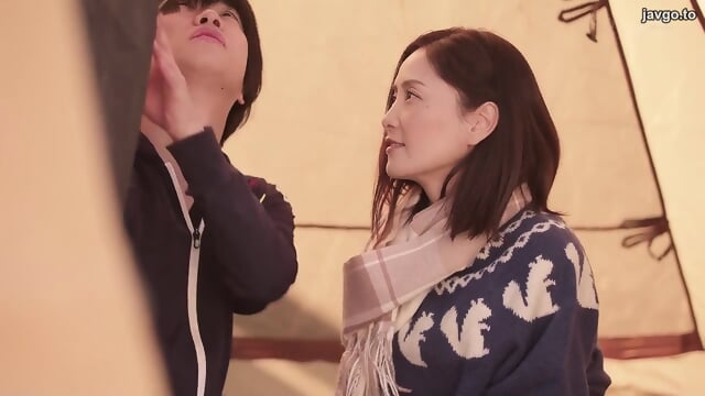 An unfaithful mother who tells her husband she's going on a solo camping trip and has an affair in a tent with a younger coach at her son's swimming school - Nouvelle Video HD | Jeux de Rue